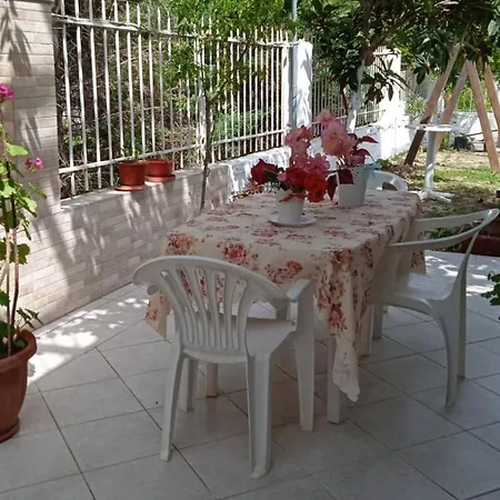 Elenas Garden Apartman *