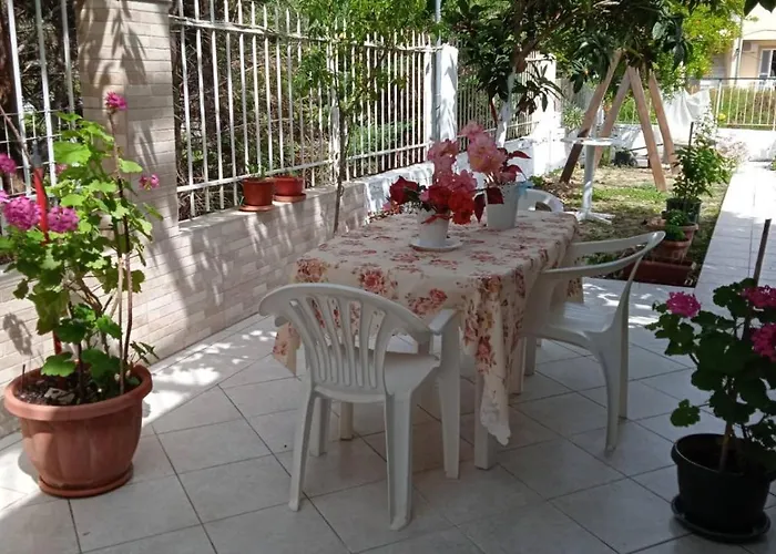 Elenas Garden Apartament *