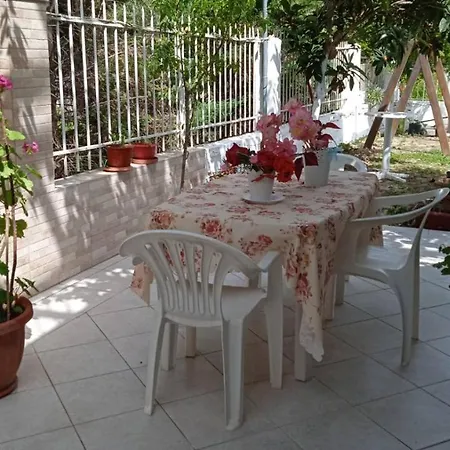 Elenas Garden Apartment *